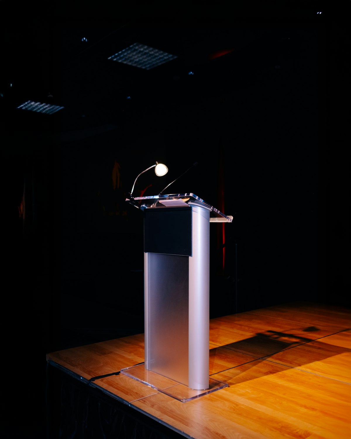 Leggio su un palco, pronto per un intervento pubblico