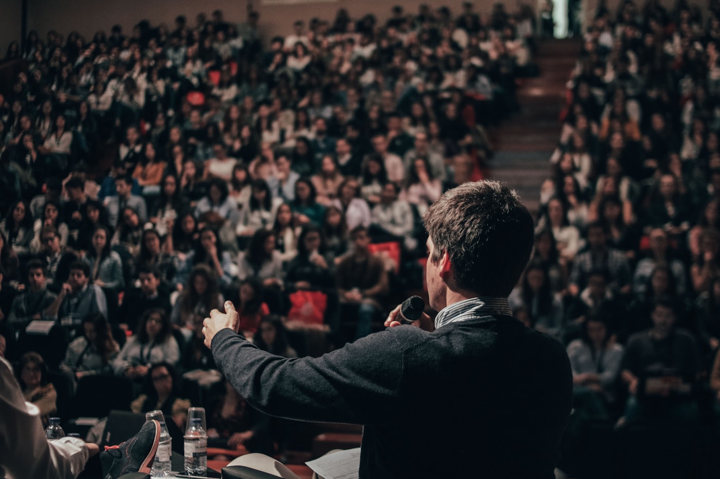 Un relatore parla davanti a una platea numerosa